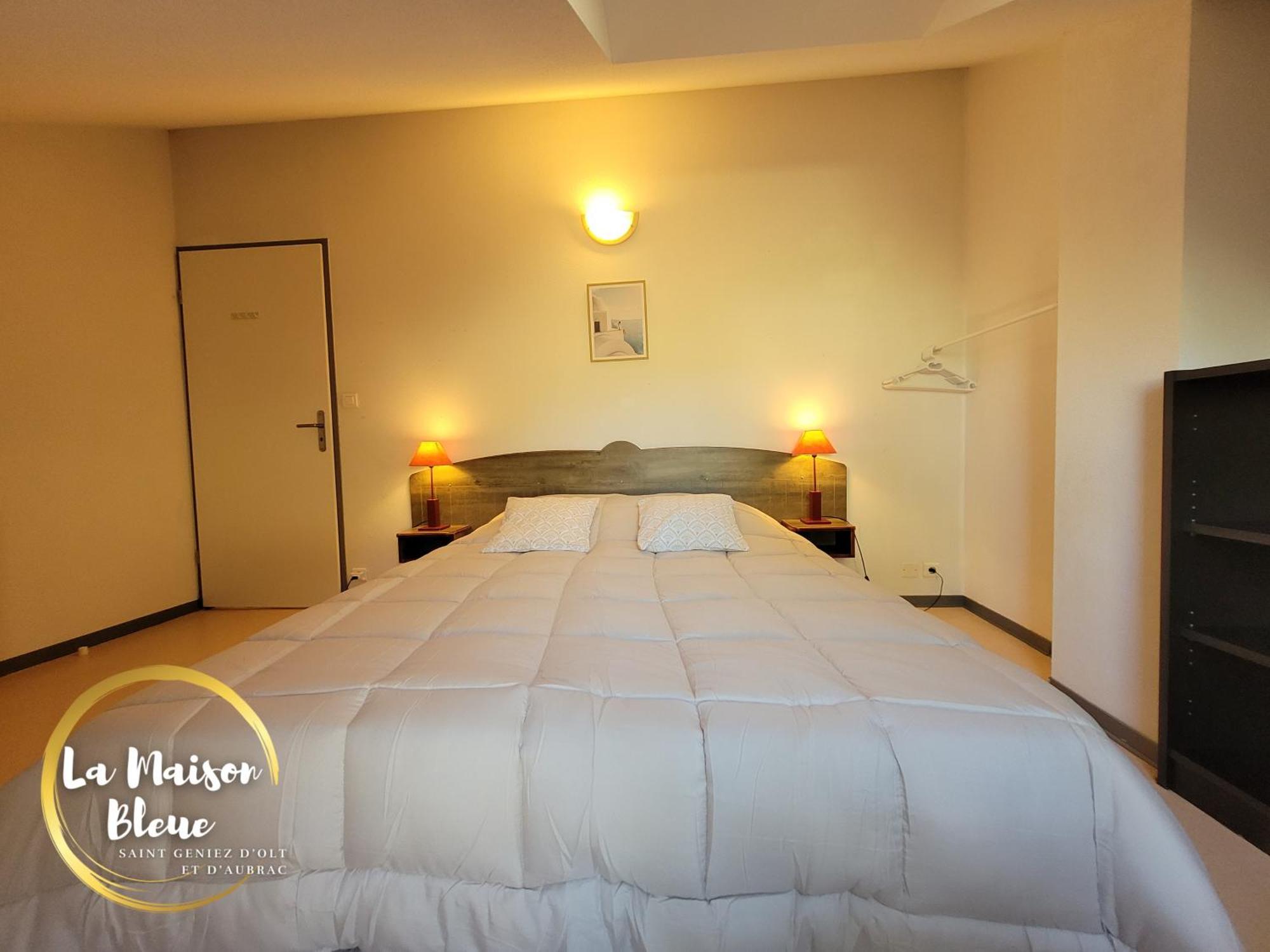 La Maison Bleue, Village Vacances, Piscine, Parking * Saint-Geniez-dʼOlt
